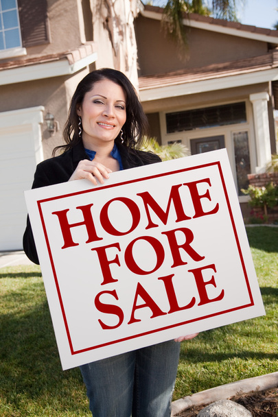 Hispanic Woman Holds Home For Sale Sign - Foto, immagini
