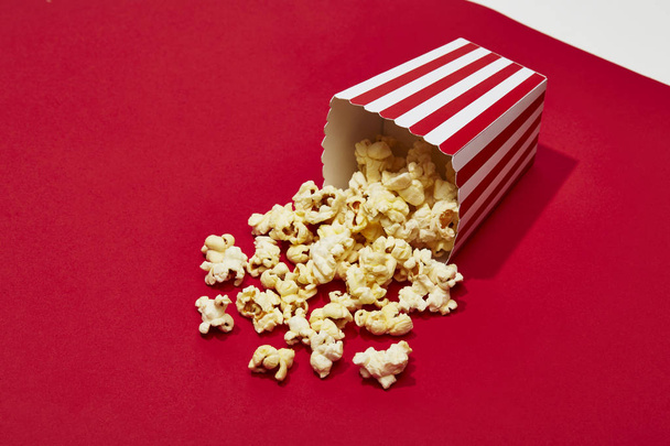 Voll Popcorn in klassisch gestreifter Box - Foto, Bild