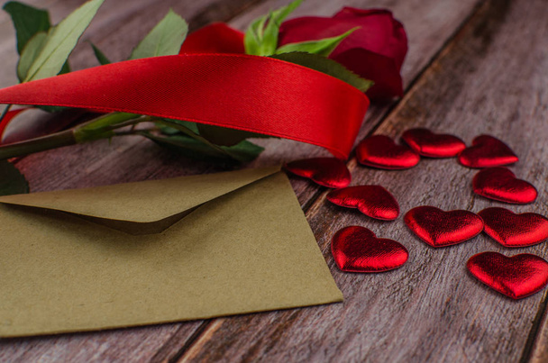 Red rose and Valentines day hearts on wood. copy space for text - 写真・画像