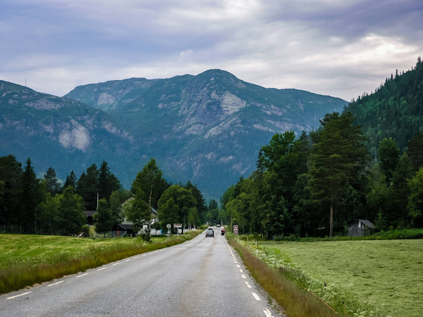Viajar a Noruega. Montañas, ríos, lagos y valles
 - Foto, imagen
