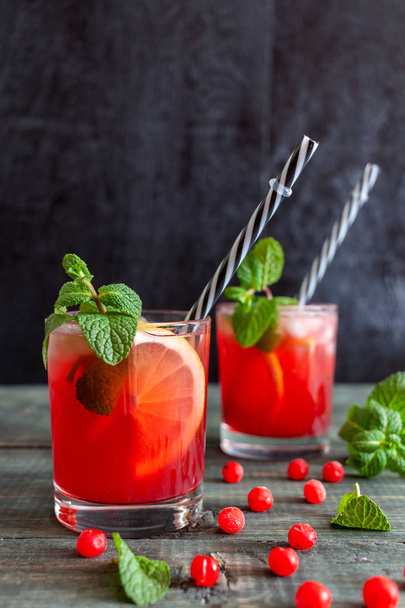 On the table is the juice of viburnum berries with mint and ice - Fotografie, Obrázek