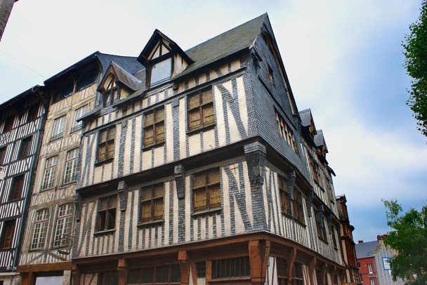 Normandy half-timbered house, in the city of Rouen in Normandy, at the crossroads of rue Robec and rue du Ruissel. la France - Photo, Image