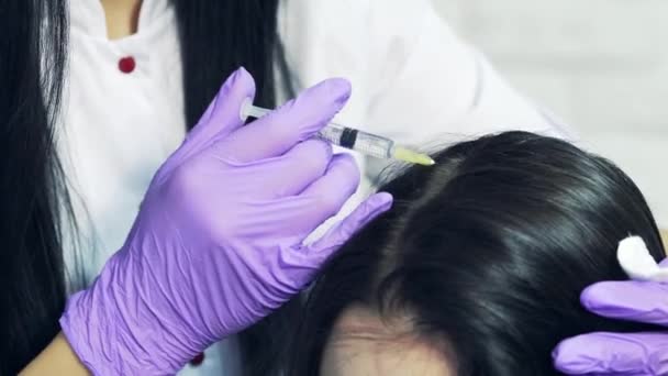 Doktor s injekční stříkačku brnění hlavy pacientů v kanceláři kosmetologové zároveň. Mladá žena s vlasy ztráta problém přijímající injekce. Detail - Záběry, video