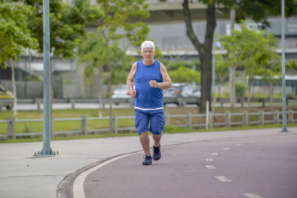 Anziani che camminano su una pista di strada come attività fisica
 - Foto, immagini