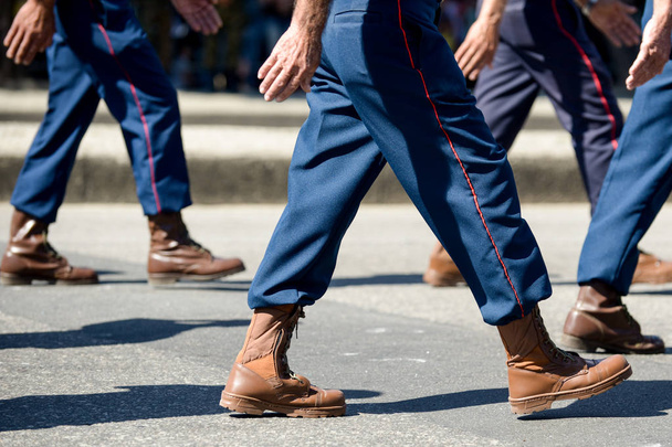 Militares marchando en una calle. Piernas y zapatos en línea
. - Foto, imagen