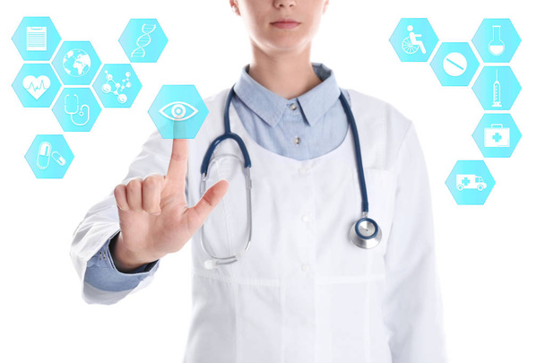 Arzt drückt Taste auf virtuellem Bildschirm vor weißem Hintergrund. Gesundheits- und Krankenversicherungskonzept - Foto, Bild