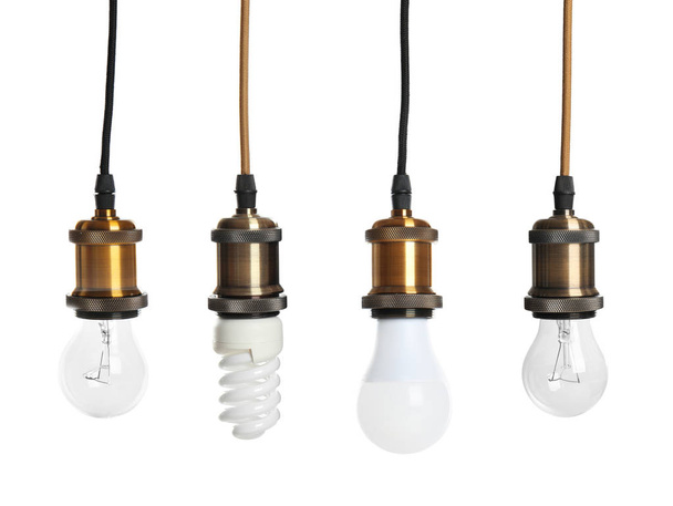 Set con diferentes bombillas sobre fondo blanco
 - Foto, imagen