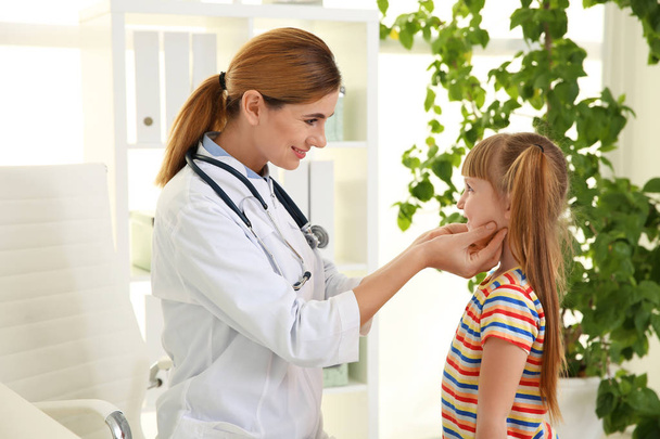 Doctor working with little patient in hospital - Photo, image