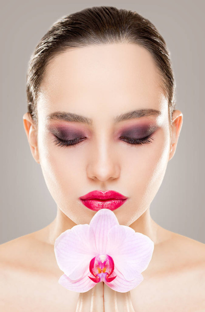 Porträt der auffallenden brünetten Schönheit in starkem Make-up. - Foto, Bild