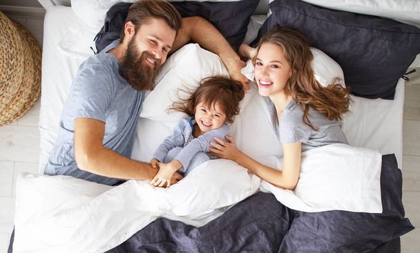glückliche Familienmutter, Vater und Vater Kind Tochter in sein - Foto, Bild