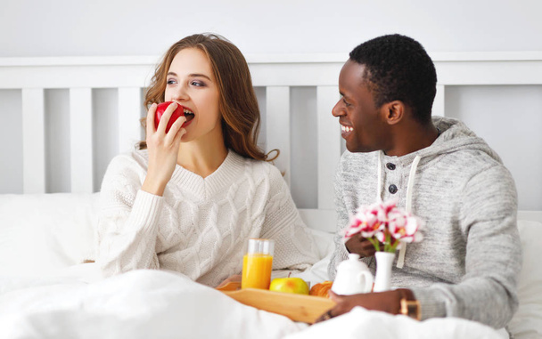 счастливая влюбленная пара с завтраком в постели на валентинках да
 - Фото, изображение