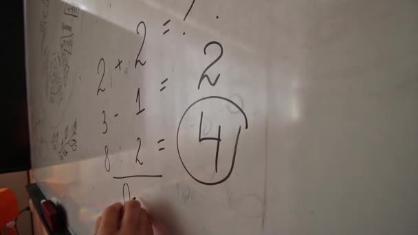 Las manos de la mujer escribiendo números en la pizarra blanca, vídeo hd
 - Imágenes, Vídeo