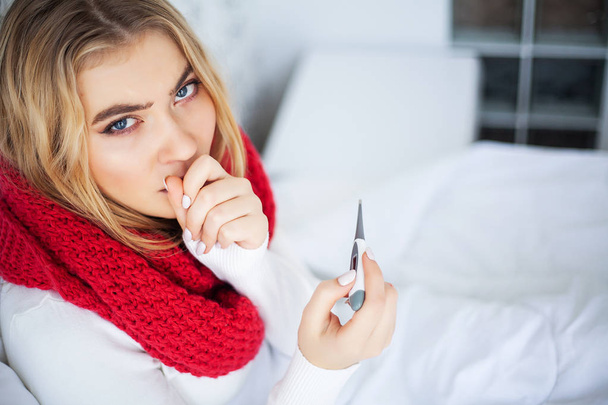 Femme malade avec la grippe. Femme souffrant de froid couché dans le lit avec du tissu
 - Photo, image