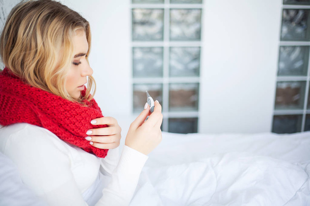 Kranke Frau mit Grippe. Erkältete Frau liegt mit Gewebe im Bett - Foto, Bild