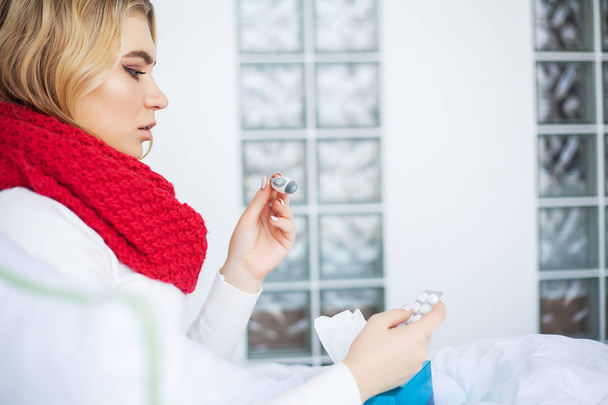 Grip ile hasta bir kadın. Kadın soğuk doku ile yatakta yalan söylemekten acı - Fotoğraf, Görsel