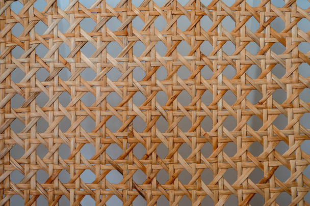 Плетеное кресло со спинкой, геометрические формы
 - Фото, изображение