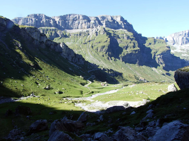 Alpiene vallei met seizoensgebonden weilanden voor de veeteelt, Urner Boden - kanton Uri, Switzerland - Foto, afbeelding