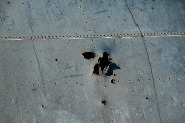 Nahaufnahme von Einschussspuren am Rumpf des verlassenen DC-Flugzeugs auf solheimasandur, Island - Foto, Bild