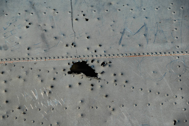 Foto de perto das marcas de bala na fuselagem do avião abandonado DC em Solheimasandur, Islândia
 - Foto, Imagem