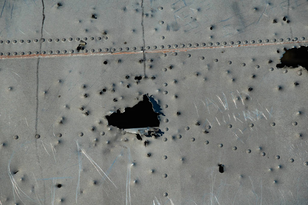 Foto de cerca de marcas de bala en el fuselaje del avión abandonado de DC en Solheimasandur, Islandia
 - Foto, imagen