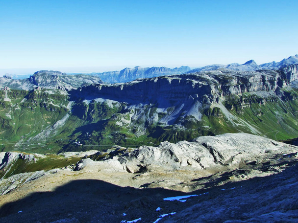 高山の大規模な山高原と Glatten - Uri のカントン スイス連邦共和国のトップ - 写真・画像