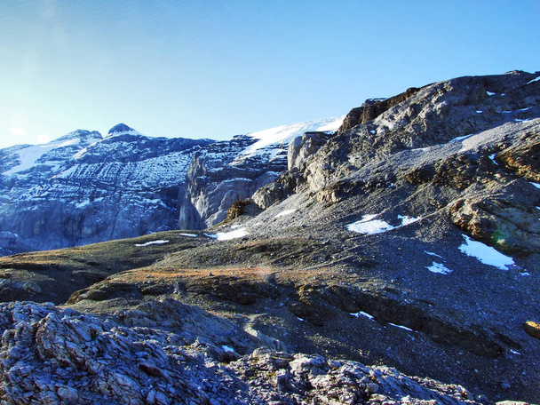 Rochas e pedras sob o topo de Clariden e no vale alpino Urner Boden - Cantão de Uri, Suíça
 - Foto, Imagem