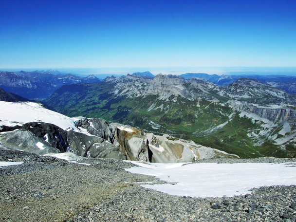 Ορυκτά και πετρώματα κάτω από την κορυφή του Clariden και στην αλπική κοιλάδα Urner Boden - Canton του Uri, Ελβετία - Φωτογραφία, εικόνα
