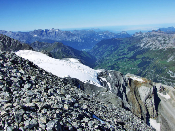 Kayalar ve üst Clariden ve alp Vadisi Urner Boden - Canton Uri, İsviçre altında taşlar - Fotoğraf, Görsel