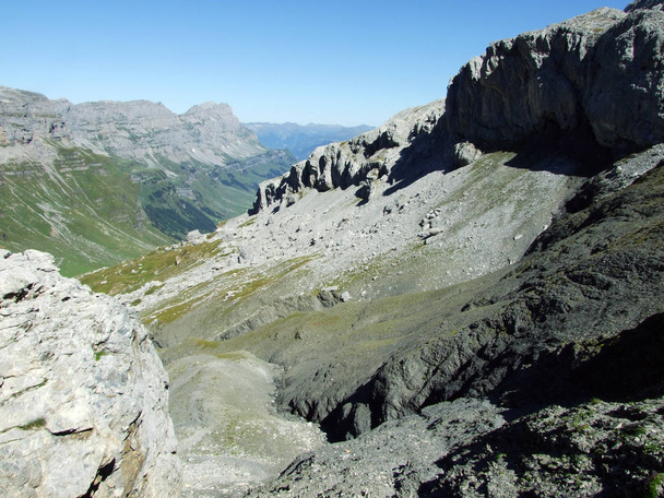 Ορυκτά και πετρώματα κάτω από την κορυφή του Clariden και στην αλπική κοιλάδα Urner Boden - Canton του Uri, Ελβετία - Φωτογραφία, εικόνα