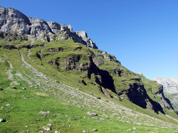Rocas y piedras bajo la cima de Clariden y en el valle alpino Urner Boden - Cantón de Uri, Suiza
 - Foto, imagen