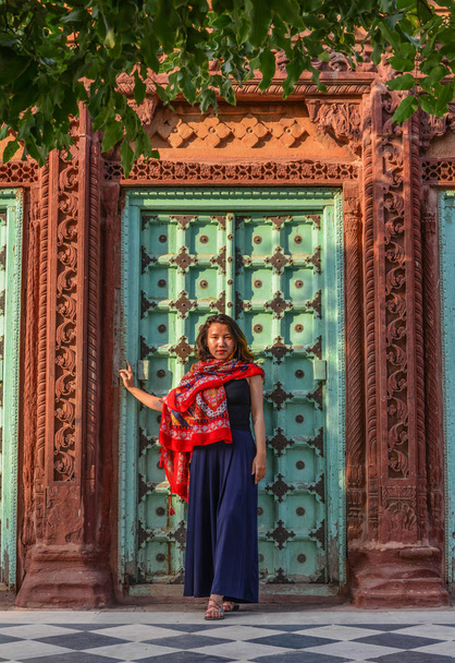 Жінка в традиційному одязі в стародавнього храму в Jodhpur, Сполучені Штати Америки. - Фото, зображення