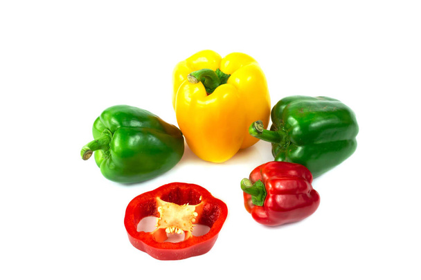 Svěží barevné papriky, polovina řezu izolovat na bílém - Fotografie, Obrázek