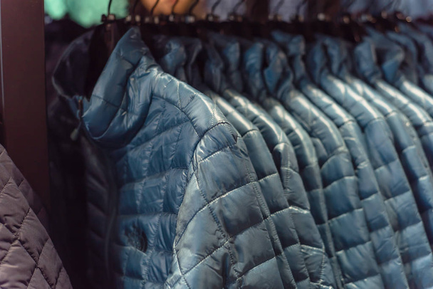 Fila de chaquetas de mujer en la tienda de ropa al aire libre estadounidense
 - Foto, Imagen