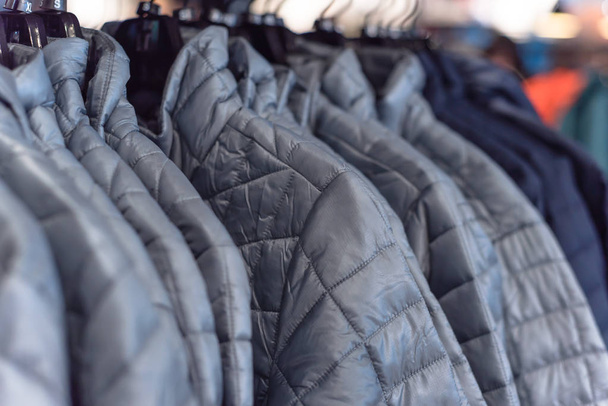 Fila de mulheres jaquetas na loja de roupas ao ar livre americana
 - Foto, Imagem