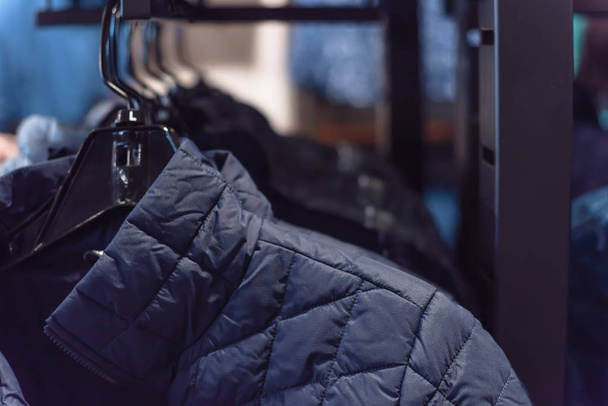 Fila de chaquetas de mujer en la tienda de ropa al aire libre estadounidense
 - Foto, imagen
