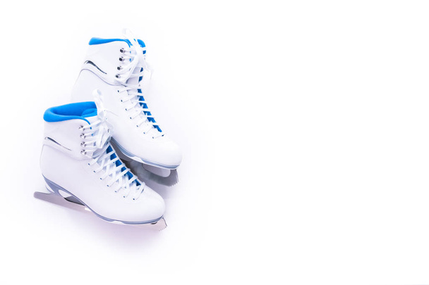 Pose plate. Nouveaux patins blancs sur fond blanc
. - Photo, image
