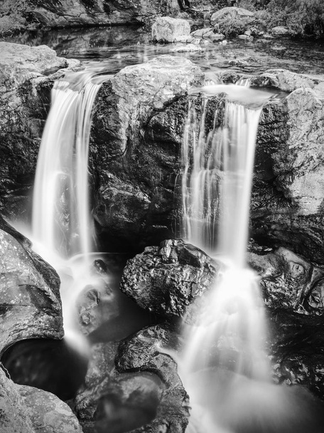 Várias cachoeiras no Rio Brittle com muitas piscinas frias nadáveis. Fotografia em preto e branco
 - Foto, Imagem