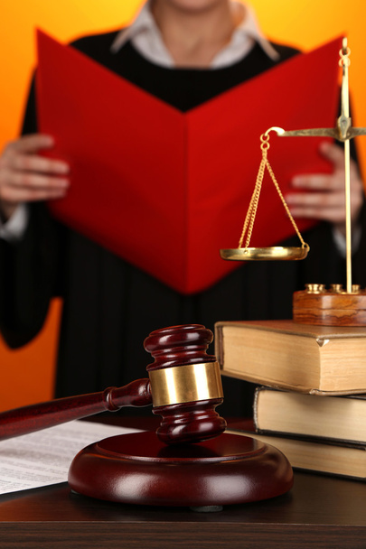 sędzia przeczytać wyrok na pomarańczowym tle - Zdjęcie, obraz