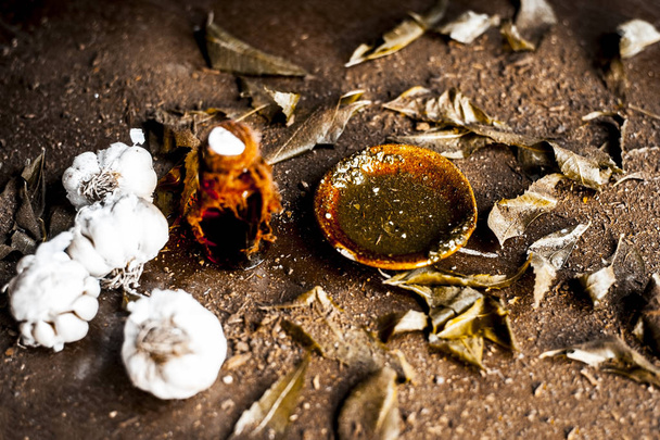 Face pack with garlic oil and neem tree leaves on wooden surface  - Foto, Bild
