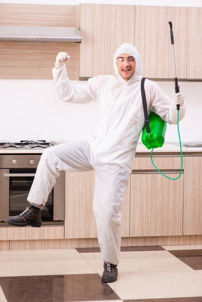 Professioneller Bauunternehmer erledigt Schädlingsbekämpfung in der Küche - Foto, Bild