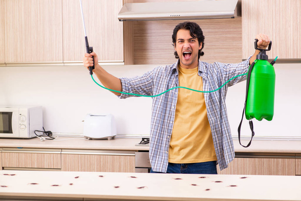 Contratante profissional fazendo controle de pragas na cozinha
 - Foto, Imagem