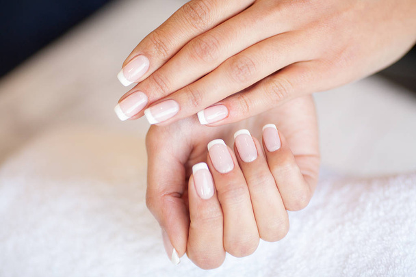 Manicure. Umiejętne master manicure trzyma plik w dłoniach podczas pracy w jej gabinecie kosmetycznym - Zdjęcie, obraz