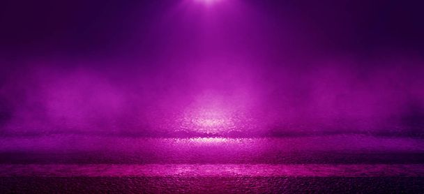 der Hintergrund des nassen Asphalts, die Reflexion der Nachtlichter der Stadt, neonrosa Licht, Rauch - Foto, Bild