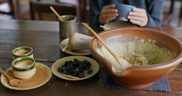 El proceso de hacer té molido tradicional chino, Hakka Lai Cha
 - Foto, imagen