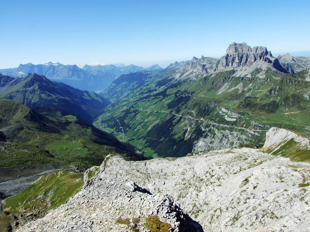 高山の谷の生態学的な牧草地 Schachental - Uri、スイスのカントン - 写真・画像