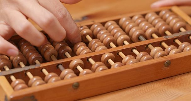 Bereken op Abacus op houten tafel - Foto, afbeelding