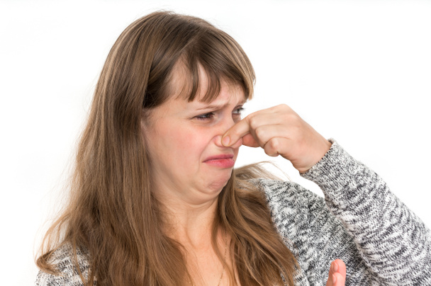 Jolie femme tient son nez concept de mauvaise odeur
 - Photo, image