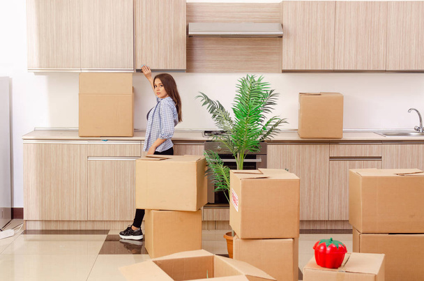 Young beautiful woman moving to new flat - Foto, afbeelding