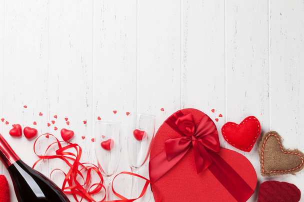Přání Valentýn s handmaded srdce hračky, šampaňské a lásku krabičky na dřevěné pozadí - Fotografie, Obrázek