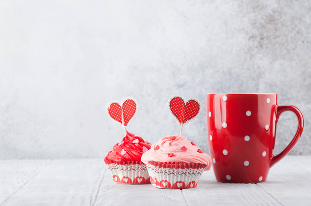 Ημέρα του Αγίου Βαλεντίνου ευχετήριες κάρτες με νόστιμα γλυκά cupcakes και φλιτζάνι καφέ - Φωτογραφία, εικόνα